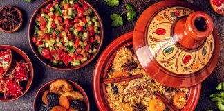 Fas Mutfağı yüzyıllar boyunca farklı kültürlerin etkileşimiyle şekillenmiş, hem görsel hem de lezzet açısından zengin bir gastronomi geleneğine sahiptir. Kuzey Afrika’nın bu eşsiz mutfağı, Arap, Berberi, Endülüs ve Fransız mutfaklarının harmanlanmasıyla ortaya çıkan özel tatlar sunar. Geleneksel tarifler, nesilden nesile aktarılan pişirme teknikleri ve yöresel baharatların uyumu, Fas yemeklerini dünya çapında tanınır hale getirmiştir. Bu mutfakta, baharatların ustaca kullanımıyla birlikte, yavaş pişirme yöntemleri ve özenle hazırlanmış soslar öne çıkar. Konulu bir haber görseli.