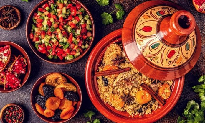 Fas Mutfağı Fas Mutfağı yüzyıllar boyunca farklı kültürlerin etkileşimiyle şekillenmiş, hem görsel hem de lezzet açısından zengin bir gastronomi geleneğine sahiptir. Kuzey Afrika’nın bu eşsiz mutfağı, Arap, Berberi, Endülüs ve Fransız mutfaklarının harmanlanmasıyla ortaya çıkan özel tatlar sunar. Geleneksel tarifler, nesilden nesile aktarılan pişirme teknikleri ve yöresel baharatların uyumu, Fas yemeklerini dünya çapında tanınır hale getirmiştir. Bu mutfakta, baharatların ustaca kullanımıyla birlikte, yavaş pişirme yöntemleri ve özenle hazırlanmış soslar öne çıkar. Konulu bir haber görseli.
