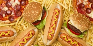 Günümüz şehir yaşamının yoğun temposu, yemek alışkanlıklarını da önemli ölçüde etkiledi. Fast food kültürü, hız ve pratiklik arayanların vazgeçilmez tercihlerinden biri haline geldi. Hamburgerden pizzaya, tavuk kanadından sandviçe kadar uzanan geniş bir yelpazede sunulan bu lezzetler, özellikle gençler arasında büyük ilgi görüyor. Konulu bir haber görseli.