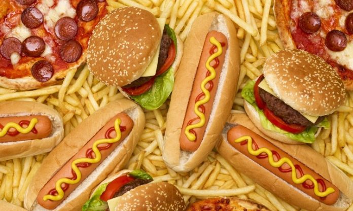 Fast food Günümüz şehir yaşamının yoğun temposu, yemek alışkanlıklarını da önemli ölçüde etkiledi. Fast food kültürü, hız ve pratiklik arayanların vazgeçilmez tercihlerinden biri haline geldi. Hamburgerden pizzaya, tavuk kanadından sandviçe kadar uzanan geniş bir yelpazede sunulan bu lezzetler, özellikle gençler arasında büyük ilgi görüyor. Konulu bir haber görseli.