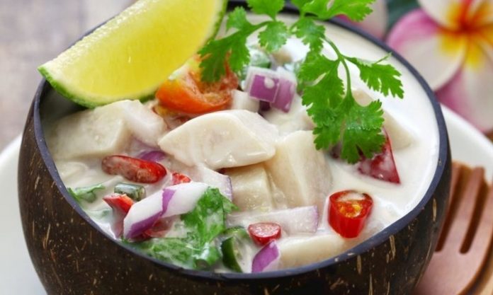 Fiji Mutfağı Fiji Mutfağı, Güney Pasifik’in en renkli adalarından biri olan Fiji’nin zengin kültürel geçmişini ve tropikal kaynaklarını sofralara taşıyan bir gastronomi anlayışıdır. Ada halkı yüzyıllar boyunca deniz ürünleri, kök sebzeler ve tropikal meyveler kullanarak kendine özgü tarifler geliştirmiştir. Hindistancevizi, balık ve taro, Fiji mutfağının temel ögelerini oluşturur. Konulu bir haber görseli