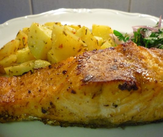 Fileto Halinde Kızartma Sofraların Vazgeçilmez Lezzeti Türk mutfağı yüzyıllardır kızartma çeşitleriyle zenginleşmiş, farklı tatların harmanlandığı geniş bir sofra kültürü oluşturmuştur. Bu çeşitler arasında öne çıkanlardan biri de fileto halinde kızartma tarifleridir. İnce kesilmiş, özenle hazırlanan et veya balık filetosu, kızartma yöntemiyle birleştiğinde hem pratik hem de oldukça lezzetli bir yemek ortaya çıkar. Bu yöntem, özellikle ev yemeklerinde ve restoran menülerinde sıkça tercih edilir. Konulu bir haber görseli.