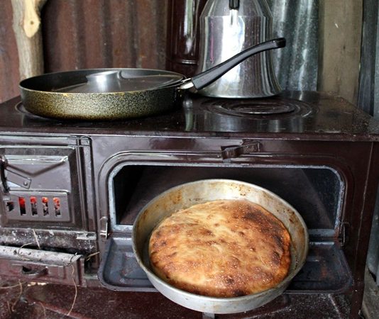 Fırın Sanatı ve Sofralarda Lezzet Yolculuğu Fırın, yemek pişirme sanatının en temel araçlarından biridir. Tarih boyunca insanlar, yiyeceklerini pişirmek ve tatlarını geliştirmek için fırınları kullanmışlardır. Odun, kömür ve modern elektrikli fırınlar, farklı dönemlerde sofraların vazgeçilmez bir parçası olmuştur. Fırın, yalnızca yemek pişirmekle kalmaz, aynı zamanda lezzeti ve estetiği ön plana çıkarır. Konulu bir haber görseli.