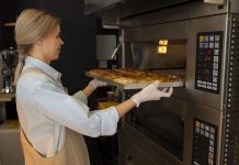 Fırın yemekleri, hem pratik hazırlanabilmesi hem de sağlıklı pişirme yöntemi olması sebebiyle mutfaklarda önemli bir yere sahiptir. Sebzelerden et yemeklerine, hamur işlerinden tatlılara kadar geniş bir yelpazede hazırlanan bu yemekler, fırının eşit ısı dağıtımı sayesinde lezzetini korur ve besin değerini kaybetmez. Özellikle yoğun geçen günlerde, önceden hazırlanıp fırına atılarak kolayca pişirilebilen tarifler, zamandan tasarruf sağlar. Konulu bir haber görseli.