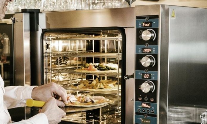 Fırınlama, yiyeceklerin kontrollü sıcaklıkta pişirilmesi yöntemidir. Bu teknik, yiyeceklerin dış yüzeyinin kızarmasını ve iç kısmının dengeli şekilde pişmesini sağlar. Fırınlama yöntemi, hem ev mutfaklarında hem de profesyonel mutfaklarda sıkça tercih edilir. Ekmek, börek, tatlı ve et çeşitleri, fırınlamanın en çok uygulandığı gıdalardır.