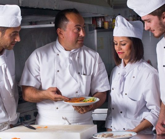 Gastronomi Eğitimi Mutfağın Geleceğini Şekillendiriyor Yaratıcılık, Lezzet, Mutfak Disiplini, Doğal Malzemeler, Yemek Estetiği, Konulu bir haber görseli.