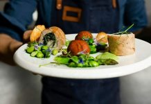 Gastronomi Trendleriyle Yenilenen Dünya Mutfakları Gastronomi, son yıllarda sadece yemek yapma sanatı olmaktan çıkıp bir yaşam tarzına, kültürel bir deneyime ve hatta turizm alanında önemli bir cazibe merkezine dönüştü. Küreselleşmenin etkisiyle farklı mutfak kültürleri bir araya gelirken, gastronomi trendleri her yıl yenileniyor ve damaklarda yeni tatlar yaratıyor. Dünya mutfaklarında yaşanan bu dönüşüm, hem profesyonel şefleri hem de evinde yemek yapmayı sevenleri etkiliyor. Konulu bir haber görseli.