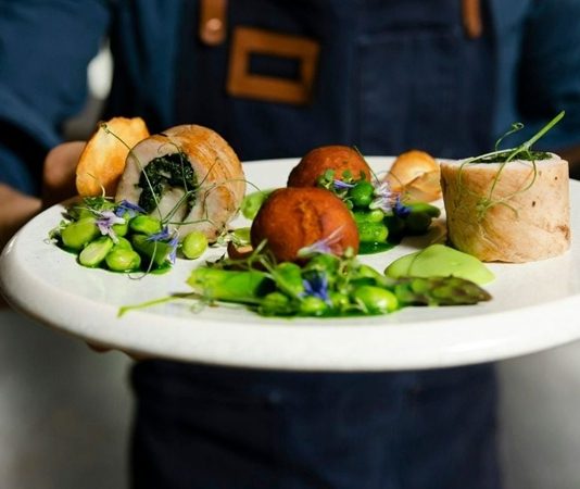 Gastronomi Trendleriyle Yenilenen Dünya Mutfakları Gastronomi, son yıllarda sadece yemek yapma sanatı olmaktan çıkıp bir yaşam tarzına, kültürel bir deneyime ve hatta turizm alanında önemli bir cazibe merkezine dönüştü. Küreselleşmenin etkisiyle farklı mutfak kültürleri bir araya gelirken, gastronomi trendleri her yıl yenileniyor ve damaklarda yeni tatlar yaratıyor. Dünya mutfaklarında yaşanan bu dönüşüm, hem profesyonel şefleri hem de evinde yemek yapmayı sevenleri etkiliyor. Konulu bir haber görseli.