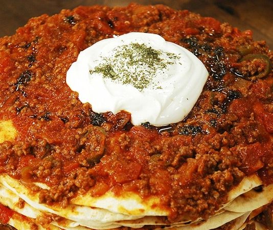 Geleneksel Yemek Kültürü Ve Mutfak Mirası Geleneksel yemek, bir toplumun kültürel mirasının ve tarihinin en lezzetli yansımalarından biridir. Yüzyıllardır süregelen tarifler, kuşaktan kuşağa aktarılarak günümüze ulaşır. Bu yemekler yalnızca beslenme amacı taşımakla kalmaz, aynı zamanda kültürel kimliğin korunmasında da önemli rol oynar. Konulu bir haber görseli.