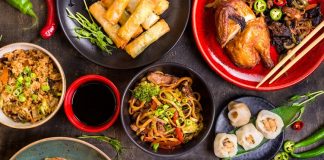 Çin mutfağı, binlerce yıllık tarihi, zengin kültürü ve lezzet çeşitliliği ile dünyanın en tanınmış mutfaklarından biridir. Asya’nın geniş coğrafyasında gelişen bu mutfak, yalnızca yemek tarifleri ile değil, aynı zamanda pişirme teknikleri, sunum estetiği ve yemek kültürünün felsefesi ile de öne çıkar. Çin yemekleri, dengeli tat anlayışını ve sağlıklı beslenme felsefesini yansıtan eşsiz bir harmoniye sahiptir. Konulu bir haber görseli.