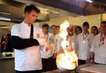 Genç Şefler Dosyası Mutfağın Yeni Yıldızlarıyla Buluşuyor Gastronomi dünyasında genç şefler, mutfak kültürünü ve yaratıcılığı bir araya getirerek dikkat çekiyor. Röportajlar ve dosya çalışmaları, genç yeteneklerin eğitim süreçlerini, ilham kaynaklarını ve kariyer yolculuklarını gözler önüne seriyor. Bu süreçte genç şefler, yaratıcılık ve deneyimlerini harmanlayarak özgün tarifler geliştiriyor. Konulu bir haber görseli.