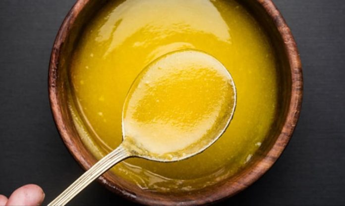 Ghee ile Pişirme İle Yemeklerde Zengin Aroma ve Lezzet Ghee, yani sade yağ, Hindistan mutfağında ve dünya mutfaklarında uzun yıllardır kullanılan geleneksel bir pişirme malzemesidir. Ghee ile pişirme, yiyeceklerin aromasını yoğunlaştırırken dokusunu korumasını sağlar. Bu teknik, özellikle sebze, et ve baklagillerde tercih edilir ve yemeklere hem lezzet hem de zengin bir aroma katar. Konulu bir haber görseli.