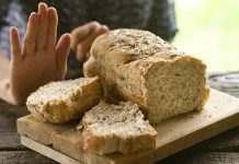 Glutensiz beslenme, hem çölyak hastaları hem de glutene duyarlılığı olan bireyler için vazgeçilmez bir yaşam biçimi haline gelmiştir. Ancak günümüzde sadece sağlık zorunlulukları değil, sağlıklı yaşam trendleri de glutensiz tarifleri popüler hale getirmiştir. Glutensiz mutfak, buğday, arpa ve çavdar gibi gluten içeren tahılları kullanmadan da lezzetli yemekler hazırlayabileceğimizi gösterir. Üstelik bu yemekler, doğru malzeme seçimi ve doğru tekniklerle hazırlandığında damak zevkinden ödün vermeden sofraları zenginleştirebilir. Konulu bir haber görseli.