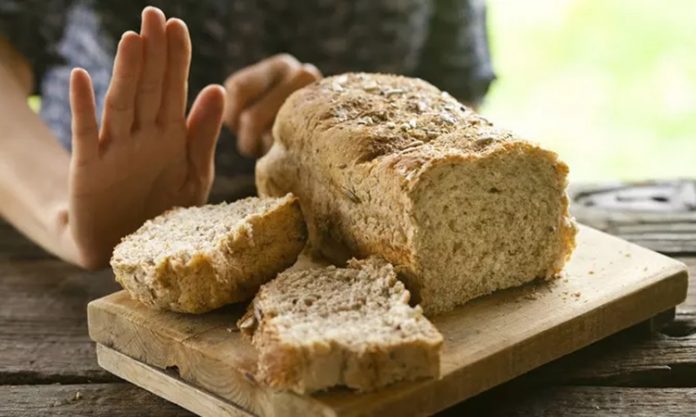 Glutensiz Lezzetler ile Sağlıklı ve Keyifli Sofralar Glutensiz beslenme, hem çölyak hastaları hem de glutene duyarlılığı olan bireyler için vazgeçilmez bir yaşam biçimi haline gelmiştir. Ancak günümüzde sadece sağlık zorunlulukları değil, sağlıklı yaşam trendleri de glutensiz tarifleri popüler hale getirmiştir. Glutensiz mutfak, buğday, arpa ve çavdar gibi gluten içeren tahılları kullanmadan da lezzetli yemekler hazırlayabileceğimizi gösterir. Üstelik bu yemekler, doğru malzeme seçimi ve doğru tekniklerle hazırlandığında damak zevkinden ödün vermeden sofraları zenginleştirebilir. Konulu bir haber görseli.