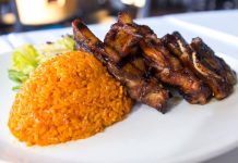 Guam Mutfağı Pasifik Okyanusu’nun incisi olarak anılan Guam, yalnızca doğal güzellikleriyle değil, aynı zamanda zengin ve özgün mutfağı ile de dikkat çeker. Ada mutfağı, hem yerli Chamorro halkının yüzyıllar boyunca geliştirdiği geleneksel yöntemleri hem de farklı kültürlerden alınan etkileri bir araya getirir. Tarih boyunca İspanyol, Japon ve Amerikan hâkimiyetine giren ada, bu süreçlerde gastronomik çeşitliliğini artırmıştır. Bu da Guam mutfağına benzersiz bir karakter kazandırmıştır. Konulu bir haber görseli.