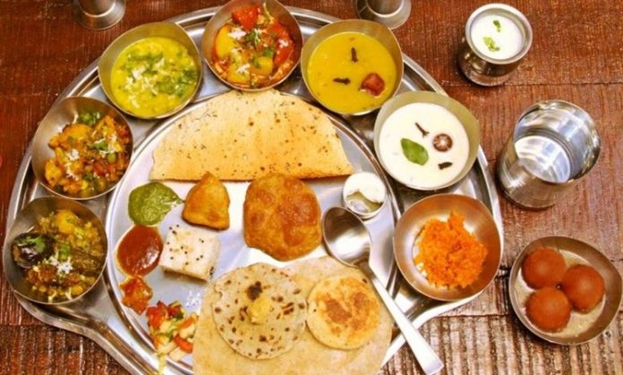 Gujarati Mutfağı, Hindistan’ın batısında yer alan Gujarat bölgesine özgü zengin ve çeşitli bir yemek kültürünü temsil eder. Bölgenin tarıma dayalı ekonomisi ve coğrafi koşulları, mutfak alışkanlıklarını şekillendirmiştir. Özellikle vejetaryen yemeklerin ağırlıkta olduğu bu mutfak, hem günlük sofraları hem de dini ve kültürel kutlamaları besleyen tariflerle doludur. Konulu bir haber görseli.