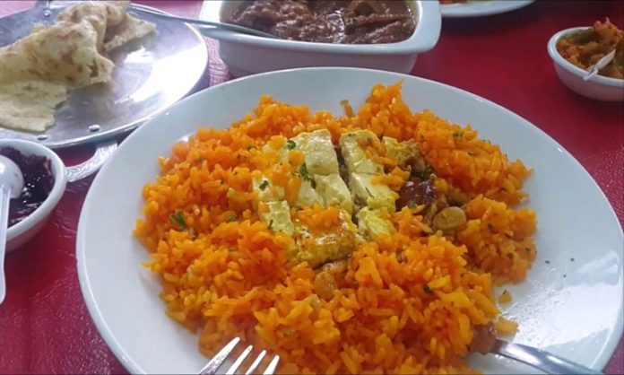 Cape Malay Mutfağı, Güney Afrika’nın özellikle Cape Town bölgesinde ortaya çıkan ve Malay kültüründen esinlenen bir yemek geleneğidir. Bu mutfak, Endonezya, Malezya ve Afrika etkilerini harmanlayarak zengin ve özgün lezzetler yaratır. Cape Malay yemekleri, baharatlı ve aromatik tatları ile tanınır ve bölgenin kültürel çeşitliliğini yansıtır. Konulu bir haber görseli.