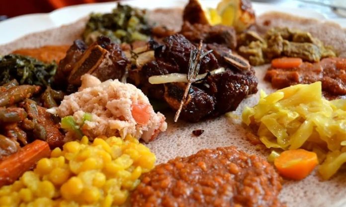 Güney Afrika Mutfağı Orta Afrika Mutfağı, Kamerun, Orta Afrika Cumhuriyeti, Gabon, Kongo ve Çad gibi ülkelerin zengin kültürel ve tarımsal mirasından beslenir. Bölge mutfağı, yerel halkın yüzyıllardır süregelen tarım, balıkçılık ve hayvancılık alışkanlıklarıyla şekillenmiştir. Bu mutfak, hem günlük yaşamın hem de özel günlerin vazgeçilmez bir parçasıdır. Konulu bir haber görseli.