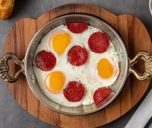 Günün Her Öğününde Farklı Yumurta Tarifleriyle Lezzet Dolu Sofralar Yumurta tarifleri, hem pratik hem de besleyici olmasıyla mutfakların vazgeçilmezidir. Kahvaltıdan akşam yemeğine kadar her öğünde yer alabilen bu tarifler, farklı pişirme yöntemleri ve malzemelerle çeşitlenir. Özellikle protein açısından zengin olması, yumurta tüketimini sağlıklı beslenmede önemli bir yere koyar.