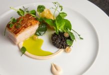 Gurme kavramı, tarih boyunca yemek ve içecekleri derin bir bilgiyle değerlendiren kişiler için kullanılmıştır. Fransız mutfağından dünyaya yayılan bu anlayış, yalnızca damak tadını değil aynı zamanda kültürel birikimi de yansıtır. Bir gurme, sıradan bir yemeği sadece tat açısından değil, dokusu, kokusu ve sunumuyla da değerlendirir. Bu yüzden gurmelik, yemek yemenin ötesinde bir deneyim olarak görülür. Konulu bir haber görseli.