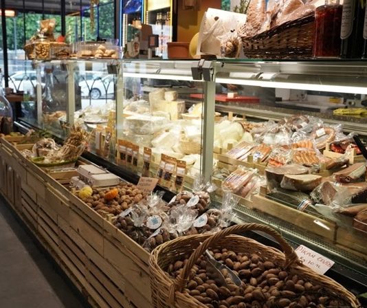 Gurme Marketlerin Yükselen Popülerliği ve Alışveriş Kültürüne Etkisi Son yıllarda şehirlerdeki alışveriş kültürü, gurme marketler sayesinde farklı bir boyut kazandı. Geleneksel market anlayışının ötesine geçen bu özel mağazalar, müşterilerine yalnızca ürün değil, aynı zamanda bir yaşam tarzı sunuyor. Raflarında yer alan ithal peynirlerden el yapımı çikolatalara, organik sebzelerden nadir baharatlara kadar geniş bir ürün yelpazesi sunan gurme marketler, özellikle gastronomi meraklılarının gözdesi haline geldi. Konulu bir haber görseli.