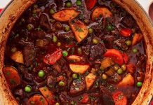 Güveçte pişirme, özellikle Anadolu mutfağının en eski tekniklerinden biridir. Toprak kaplar kullanılarak yapılan bu pişirme yöntemi, yemeklere eşsiz bir aroma ve yumuşak bir doku kazandırır. Güveçte pişirilen yemekler, düşük ısıda yavaşça piştiği için hem malzemelerin besin değerini korur hem de lezzetlerin birbirine geçmesini sağlar. Konulu bir haber görseli.