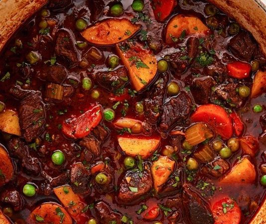 Güveçte Pişirme: Gelenekten Modern Sofralara Uzanan Lezzetler Güveçte pişirme, özellikle Anadolu mutfağının en eski tekniklerinden biridir. Toprak kaplar kullanılarak yapılan bu pişirme yöntemi, yemeklere eşsiz bir aroma ve yumuşak bir doku kazandırır. Güveçte pişirilen yemekler, düşük ısıda yavaşça piştiği için hem malzemelerin besin değerini korur hem de lezzetlerin birbirine geçmesini sağlar. Konulu bir haber görseli.