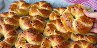 Hamur işi tariflerinin başarısı, doğru hamur hazırlama tekniklerine bağlıdır. İyi hazırlanmış bir hamur, pişirme sırasında homojen bir yapı sağlar ve ürünün kabarmasını destekler. Hamurda kullanılan un, su, yağ ve maya miktarı tarifin sonucunu doğrudan etkiler. Konulu bir haber görseli.