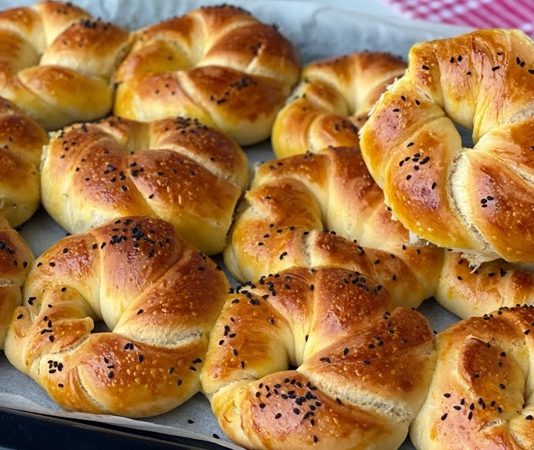 Hamur İşi Pişirme Teknikleri ve Lezzetli Tarifler Hamur işi tariflerinin başarısı, doğru hamur hazırlama tekniklerine bağlıdır. İyi hazırlanmış bir hamur, pişirme sırasında homojen bir yapı sağlar ve ürünün kabarmasını destekler. Hamurda kullanılan un, su, yağ ve maya miktarı tarifin sonucunu doğrudan etkiler. Konulu bir haber görseli.