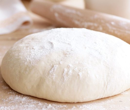 Hamur, yüzyıllardır mutfakların vazgeçilmez temel malzemesi olmuştur. Ekmekten böreğe, pizzadan tatlılara kadar uzanan geniş kullanım alanı, hamurun kültürel ve gastronomik önemini ortaya koyar. Tarih boyunca farklı uygarlıklar, kendi mutfak geleneklerinde hamuru hem besleyici hem de yaratıcı bir temel olarak değerlendirmiştir. Konulu bir haber görseli.