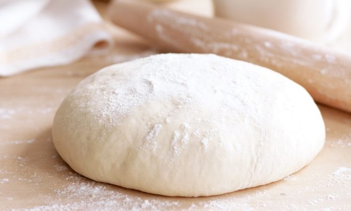 Hamur Sanatı Ve Mutfağın Temel Lezzeti Hamur, yüzyıllardır mutfakların vazgeçilmez temel malzemesi olmuştur. Ekmekten böreğe, pizzadan tatlılara kadar uzanan geniş kullanım alanı, hamurun kültürel ve gastronomik önemini ortaya koyar. Tarih boyunca farklı uygarlıklar, kendi mutfak geleneklerinde hamuru hem besleyici hem de yaratıcı bir temel olarak değerlendirmiştir. Konulu bir haber görseli.