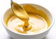 Hardal ve sirke ile marine, yiyeceklerin özellikle et ve tavuk gibi proteinlerin, hardal ve sirke karışımı içinde bekletilerek aromalarının yoğunlaştırılması yöntemidir. Hardal-sirke marine, yiyeceklerin hem dokusunu yumuşatır hem de keskin ve aromatik bir tat kazandırır. Bu teknik, hem geleneksel hem modern mutfaklarda tercih edilir ve yemeklere karakteristik bir lezzet profili sağlar. Konulu bir haber görseli.