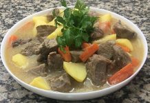 Haşlama, Türk mutfağının en sade ama en lezzetli yemeklerinden biri olarak bilinir. Osmanlı mutfak kültüründen günümüze kadar uzanan bu yemek, özellikle kış aylarında sofraların vazgeçilmezi olmuştur. Hem besleyici hem de yapılışı kolay olması nedeniyle Anadolu’nun farklı bölgelerinde farklı çeşitleriyle karşımıza çıkar. Tarihsel kaynaklarda, özellikle etin uzun süre dayanmasını sağlamak amacıyla kullanılan pişirme yöntemlerinden birinin haşlama olduğu görülmektedir. Bu yönüyle haşlama yalnızca bir yemek değil, aynı zamanda kültürel bir miras niteliği taşır. Konulu bir haber görseli.