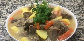 Haşlama Tarifinin Geleneksel Lezzeti ve Günümüzdeki Yeri Haşlama, Türk mutfağının en sade ama en lezzetli yemeklerinden biri olarak bilinir. Osmanlı mutfak kültüründen günümüze kadar uzanan bu yemek, özellikle kış aylarında sofraların vazgeçilmezi olmuştur. Hem besleyici hem de yapılışı kolay olması nedeniyle Anadolu’nun farklı bölgelerinde farklı çeşitleriyle karşımıza çıkar. Tarihsel kaynaklarda, özellikle etin uzun süre dayanmasını sağlamak amacıyla kullanılan pişirme yöntemlerinden birinin haşlama olduğu görülmektedir. Bu yönüyle haşlama yalnızca bir yemek değil, aynı zamanda kültürel bir miras niteliği taşır. Konulu bir haber görseli.