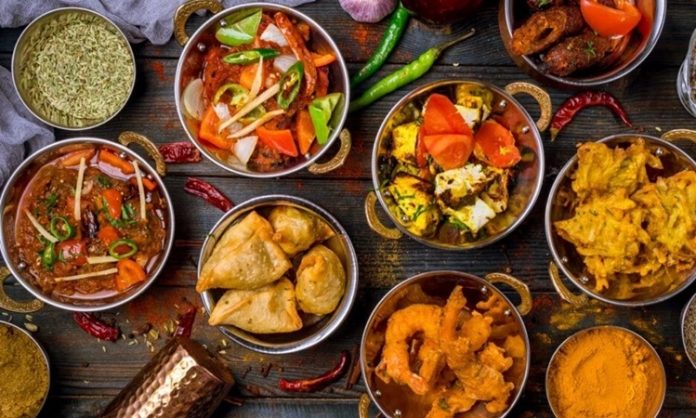 Hint mutfağı, baharat zenginliği, renkli sunumları ve çeşitlilik açısından dünya mutfakları arasında özel bir yere sahiptir. Hint lezzetleri, yalnızca tatları ile değil, aynı zamanda kültürel ve tarihi mirasıyla da dikkat çeker. Her yemeğin ardında bir hikaye, bir gelenek ve bölgesel farklılıklar bulunur. Bu nedenle Hint mutfağı, sadece yemek değil, aynı zamanda bir kültür deneyimi olarak da öne çıkar. Konulu bir haber görseli.