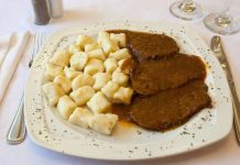 Hırvatistan mutfağı, Adriyatik Denizi’nin kıyı bölgeleri ve Balkan iç kesimlerinin birleşimiyle oluşmuş zengin bir yemek kültürüne sahiptir. Hırvat yemekleri, tarih boyunca Osmanlı, Avusturya-Macaristan ve İtalyan etkilerini taşımıştır. Bu etkileşim, özellikle et, deniz ürünleri ve taze sebzelerin bir arada kullanıldığı yemeklerde kendini gösterir. Sahil bölgelerinde deniz ürünleri ve balık yemekleri öne çıkarken, iç kesimlerde et ve sebze ağırlıklı tarifler dikkat çeker. Konulu bir haber görseli.