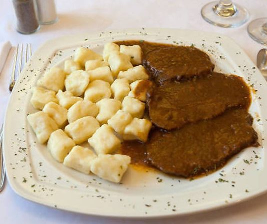 Hırvatistan Mutfağı Hırvatistan mutfağı, Adriyatik Denizi’nin kıyı bölgeleri ve Balkan iç kesimlerinin birleşimiyle oluşmuş zengin bir yemek kültürüne sahiptir. Hırvat yemekleri, tarih boyunca Osmanlı, Avusturya-Macaristan ve İtalyan etkilerini taşımıştır. Bu etkileşim, özellikle et, deniz ürünleri ve taze sebzelerin bir arada kullanıldığı yemeklerde kendini gösterir. Sahil bölgelerinde deniz ürünleri ve balık yemekleri öne çıkarken, iç kesimlerde et ve sebze ağırlıklı tarifler dikkat çeker. Konulu bir haber görseli.