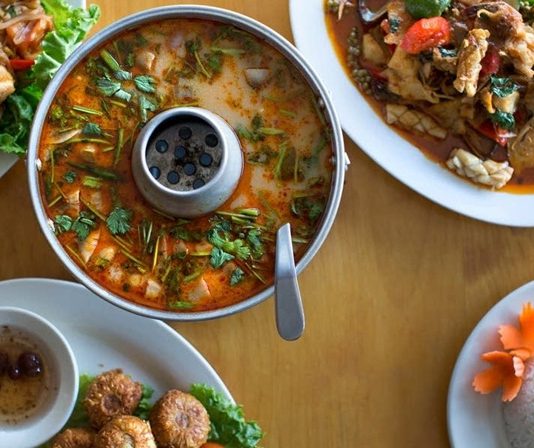 Hmong Mutfağı, Güneydoğu Asya’da Laos, Tayland, Vietnam ve Çin’in bazı bölgelerinde yaşayan Hmong halkının geleneksel yemek kültürünü yansıtır. Bu mutfak, bölgenin doğal kaynaklarını ve tarımsal ürünlerini temel alarak gelişmiş bir yemek geleneğidir. Hmong Mutfağı, özellikle taze sebzeler, pirinç, et ve aromatik baharatlarla karakterizedir. Konulu bir haber görseli.