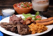 Honduras mutfağı, Maya medeniyetinin mirası ile İspanyol, Afrika ve Karayip etkilerinin birleşimiyle oluşmuş zengin bir yemek kültürüne sahiptir. Ülkenin tarihî geçmişi, göçmen toplulukları ve coğrafi çeşitliliği, Honduras mutfağının karakterini şekillendirmiştir. Yemekler, sadece günlük beslenmenin ötesinde kültürel bir miras olarak sofralarda yer alır. Konulu bir haber görseli.