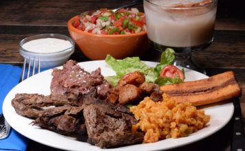 Honduras Mutfağı Honduras mutfağı, Maya medeniyetinin mirası ile İspanyol, Afrika ve Karayip etkilerinin birleşimiyle oluşmuş zengin bir yemek kültürüne sahiptir. Ülkenin tarihî geçmişi, göçmen toplulukları ve coğrafi çeşitliliği, Honduras mutfağının karakterini şekillendirmiştir. Yemekler, sadece günlük beslenmenin ötesinde kültürel bir miras olarak sofralarda yer alır. Konulu bir haber görseli.