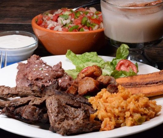 Honduras Mutfağı Honduras mutfağı, Maya medeniyetinin mirası ile İspanyol, Afrika ve Karayip etkilerinin birleşimiyle oluşmuş zengin bir yemek kültürüne sahiptir. Ülkenin tarihî geçmişi, göçmen toplulukları ve coğrafi çeşitliliği, Honduras mutfağının karakterini şekillendirmiştir. Yemekler, sadece günlük beslenmenin ötesinde kültürel bir miras olarak sofralarda yer alır. Konulu bir haber görseli.