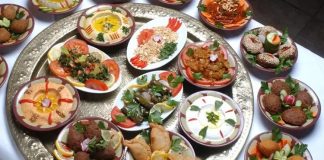 Irak Mutfağı Irak, tarih boyunca medeniyetlerin beşiği olarak bilinir ve bu durum mutfağına da yansımıştır. Mezopotamya topraklarından gelen gelenekler, baharatlar ve tahıllar, Irak mutfağının temel taşlarını oluşturur. Yüzyıllar boyunca farklı kültürlerin bir araya gelmesi, yemeklerde zengin bir çeşitlilik ve derin bir lezzet profili ortaya çıkarmıştır. Et, tahıl, bakliyat ve baharatların dengeli kullanımı, Irak yemeklerinin karakteristik özelliklerindendir. Konulu bir haber görseli
