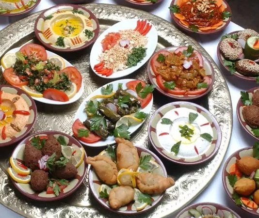 Irak, tarih boyunca medeniyetlerin beşiği olarak bilinir ve bu durum mutfağına da yansımıştır. Mezopotamya topraklarından gelen gelenekler, baharatlar ve tahıllar, Irak mutfağının temel taşlarını oluşturur. Yüzyıllar boyunca farklı kültürlerin bir araya gelmesi, yemeklerde zengin bir çeşitlilik ve derin bir lezzet profili ortaya çıkarmıştır. Et, tahıl, bakliyat ve baharatların dengeli kullanımı, Irak yemeklerinin karakteristik özelliklerindendir. Konulu bir haber görseli