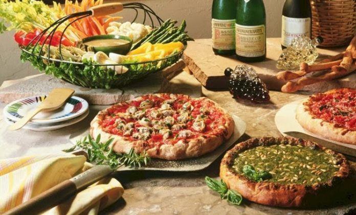 İtalyan mutfağı, yüzyıllar boyunca farklı kültürlerin etkisiyle zenginleşmiş ve dünya çapında tanınan bir gastronomi kültürü haline gelmiştir. Antik Roma’dan günümüze uzanan süreçte yemekler, hem beslenme hem de kültürel bir ifade biçimi olarak önem kazanmıştır. Doğal malzemeler kullanımı, İtalyan yemeklerinin hem lezzetli hem de sağlıklı olmasını sağlıyor. Konulu bir haber görseli.