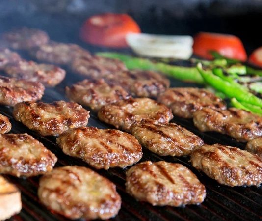 Izgara: Lezzetin Ateşle Buluştuğu Mutfak Sanatı Izgara, dünya mutfaklarında uzun yıllardır kullanılan temel pişirme tekniklerinden biridir. Izgara yöntemi, yiyeceklerin doğrudan veya dolaylı ısı ile pişirilmesini ifade eder ve hem et hem de sebze yemeklerinde tercih edilir. Bu teknik, yiyeceklerin doğal aromasını korurken aynı zamanda üzerlerinde karakteristik çizgiler ve hafif bir doku oluşmasını sağlar. Konulu bir haber görseli.