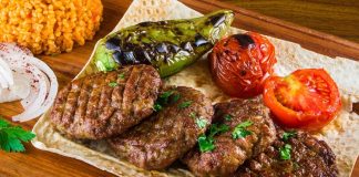 Izgara, yemek pişirme teknikleri arasında en eski ve en etkili yöntemlerden biridir. İnsanlık tarihi boyunca ateş üzerinde yiyecek pişirme ihtiyacı, ızgara yönteminin gelişmesini sağlamıştır. Et, sebze ve balık gibi malzemelerin ızgarada pişirilmesi, hem lezzeti hem de besin değerini ön plana çıkarır. Konulu bir haber görseli.