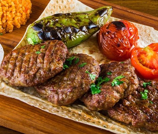 Izgara, yemek pişirme teknikleri arasında en eski ve en etkili yöntemlerden biridir. İnsanlık tarihi boyunca ateş üzerinde yiyecek pişirme ihtiyacı, ızgara yönteminin gelişmesini sağlamıştır. Et, sebze ve balık gibi malzemelerin ızgarada pişirilmesi, hem lezzeti hem de besin değerini ön plana çıkarır. Konulu bir haber görseli.