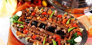 Izgara Tarifleriyle Lezzet Dolu Sofralar Izgara tarifleri, hem sağlıklı hem de lezzetli yemek arayanların favorileri arasında yer alır. Özellikle yaz aylarında mangal keyfi, kış aylarında ise fırın veya elektrikli ızgara kullanımıyla sofralara eşsiz tatlar kazandırır. Et, tavuk, balık ve sebzelerle hazırlanan bu tarifler, farklı marinasyon teknikleri ve baharatlarla zenginleştirildiğinde adeta damak çatlatan bir lezzete dönüşür. Üstelik ızgara yemekleri yalnızca ana yemek değil, aynı zamanda meze ve salatalarla da mükemmel bir uyum sağlar. Konulu bir haber görseli.