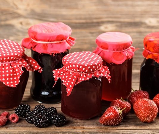 Kahvaltı, Türk kültürünün en köklü ve vazgeçilmez öğünlerinden biridir. Sabahın ilk ışıklarıyla kurulan kahvaltı sofraları, yalnızca karın doyurmakla kalmaz; aynı zamanda aile bireylerini, dostları ve misafirleri bir araya getirerek paylaşımın da bir sembolü olur. Anadolu’nun dört bir yanında hazırlanan kahvaltılar, bölgesel lezzetlerle farklılık gösterse de, hepsinin ortak noktası çeşitliliği ve bereketidir. Konulu bir haber görseli