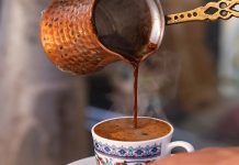 Kahve, sadece bir içecek olmanın ötesinde, kültürel bir simge ve sosyal yaşamın ayrılmaz bir parçası hâline gelmiştir. Farklı coğrafyalarda yetiştirilen kahve çekirdekleri, değişik kavurma ve demleme yöntemleriyle kendine özgü tatlar sunar. Kahve kültürü, hem günlük hayatın ritmini belirler hem de insanları bir araya getiren bir iletişim aracıdır. Özellikle kafeler ve kahve evleri, sohbetlerin ve buluşmaların merkezi hâline gelmiştir. Konulu bir haber görseli.